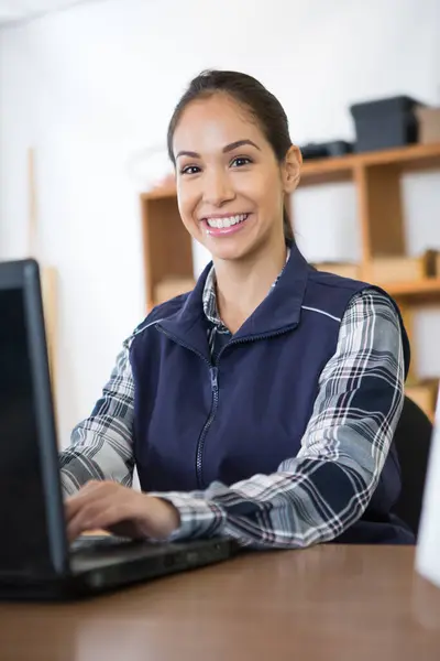 Young Female Working Laptop — Stock Photo, Image