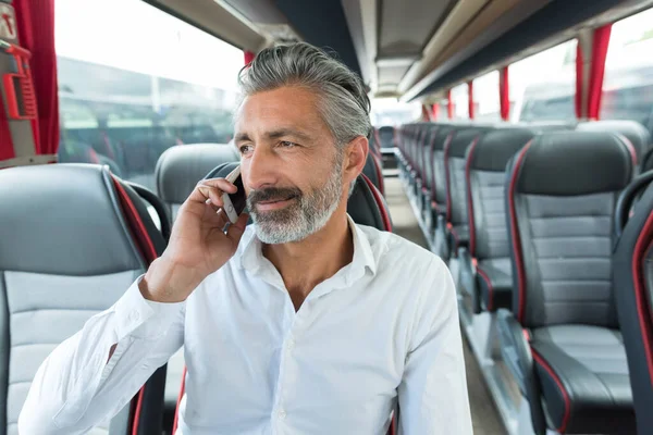 Empresário Com Smartphone Viajando Ônibus — Fotografia de Stock