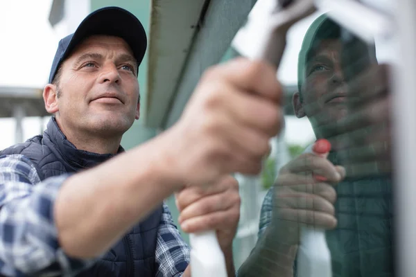 Manliga Arbetare Tvättfönster Glas Från Utsidan — Stockfoto