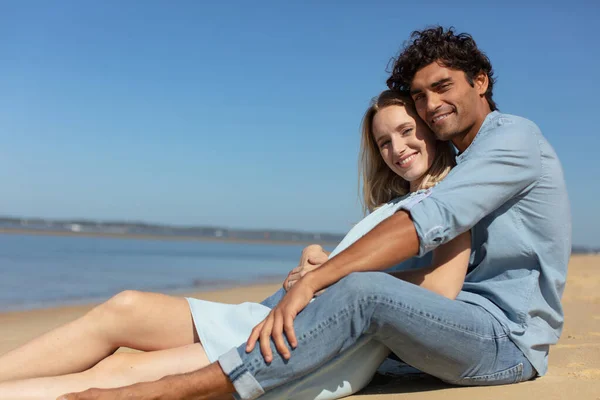 Attractive Couple Cuddling Beach — Stock Photo, Image