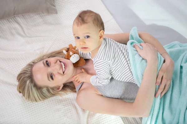 Giovane Madre Con Suo Neonato — Foto Stock