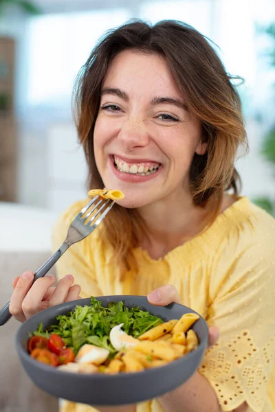 Mulher Jovem Feliz Comendo Salada Saudável — Fotografia de Stock