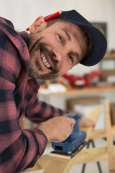 Glücklicher Mann Beim Holzschneiden — Stockfoto