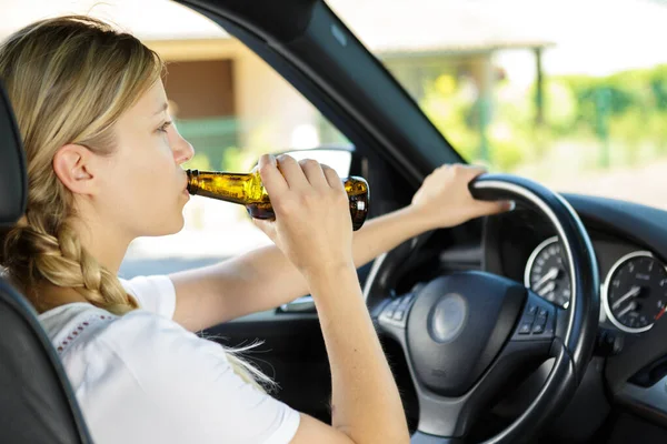 Женщина Пьет Бутылки Пива Время Вождения Автомобиля — стоковое фото