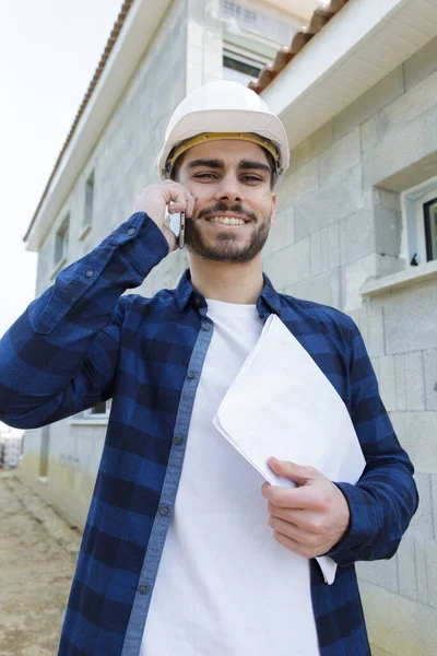 Χαρούμενος Νέος Μηχανικός Μιλάει Τον Πελάτη Στο Κινητό Τηλέφωνο Εξωτερικούς — Φωτογραφία Αρχείου