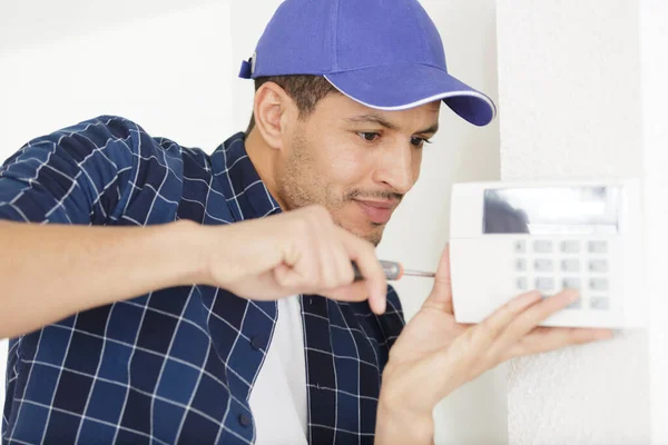 Male Contractor Fitting Electronic Keypad Wall — Stock Photo, Image