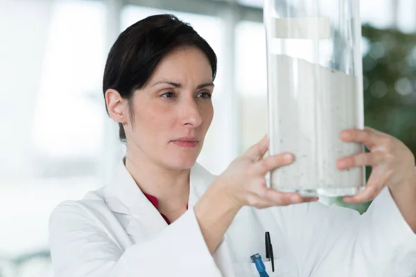 Científica Femenina Que Observa Una Sustancia Polvo Recipiente — Foto de Stock