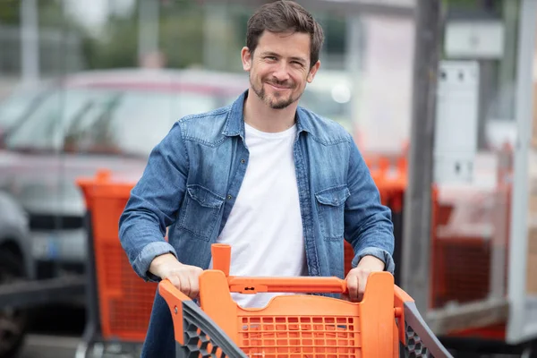 Porträt Eines Stilvollen Mannes Mit Einkaufswagen — Stockfoto
