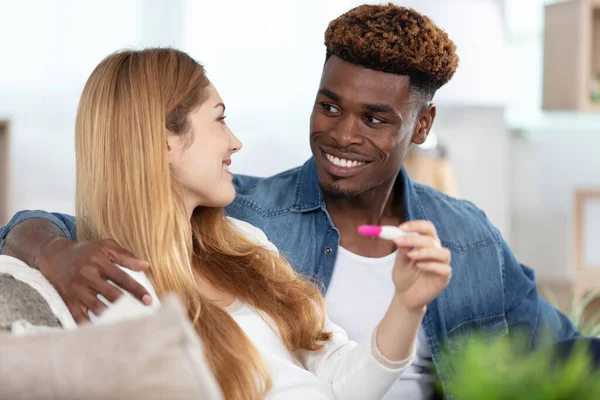 Молодая Женщина Обнимает Мужчину После Положительного Теста Беременность — стоковое фото