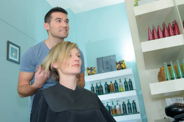 Muž Kadeřník Stříhání Ženských Klientů Vlasy — Stock fotografie