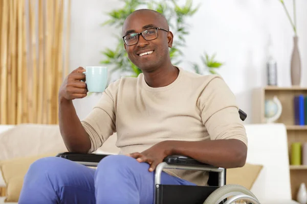 Kahve Içme Tekerlekli Sandalyede Olgun Adam — Stok fotoğraf