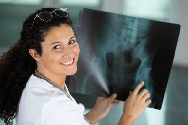 Sjuksköterskan Tittar Röntgenresultat — Stockfoto