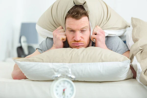 Hombre Tratando Dormir Cuando Suene Despertador — Foto de Stock