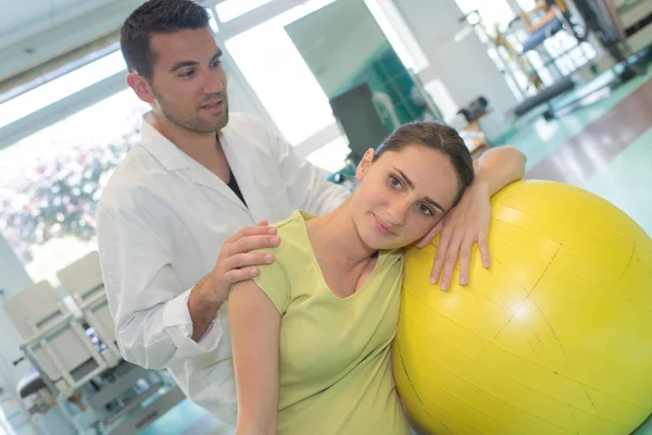 Vrouw Doet Fysiotherapie Oefeningen Met Een Fitness Bal — Stockfoto