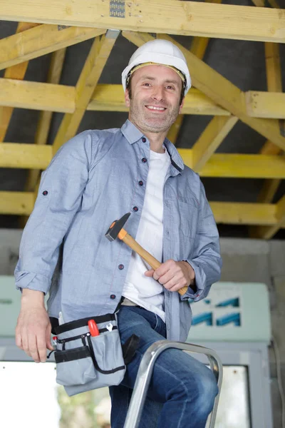 Sorrindo Construtor Feliz Olhando Câmera — Fotografia de Stock