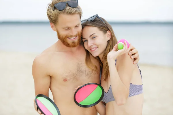 Amici Che Giocano Con Frisbee Sulla Spiaggia — Foto Stock