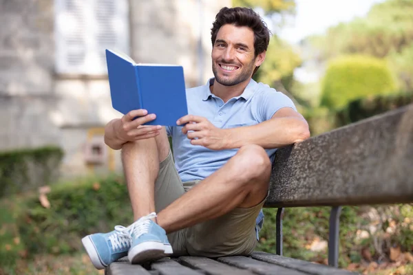 Junger Mann Liest Park Ein Buch — Stockfoto