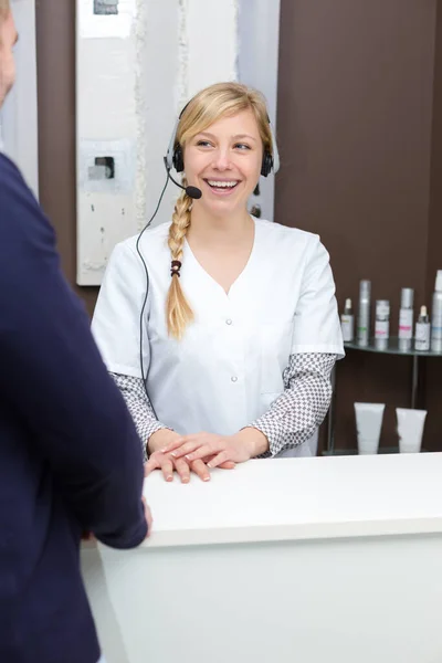 Kobieta Receptrionie Uśmiecha Się Klienta — Zdjęcie stockowe