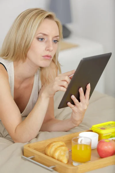 Mujer Usando Una Tableta Lado Bandeja Madera —  Fotos de Stock