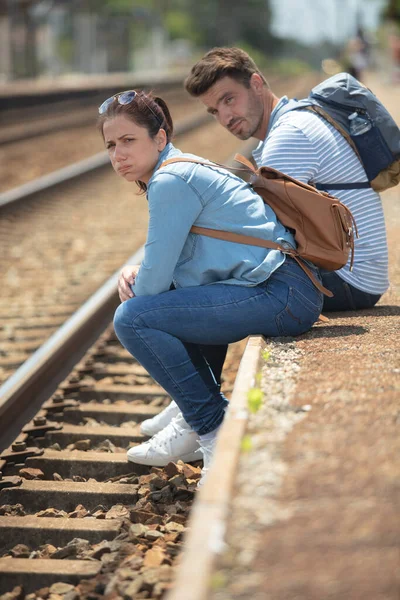 Couple Frustré Attendre Train — Photo