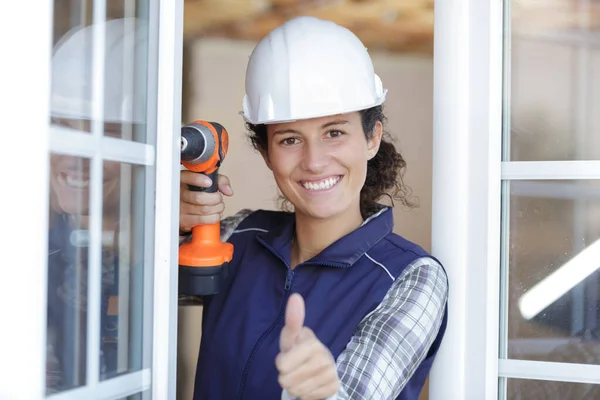 安装窗口的女建筑工人 — 图库照片