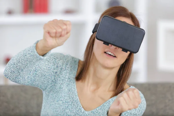 Γυναίκα Που Χρησιμοποιεί Κράνος Εικονικής Πραγματικότητας — Φωτογραφία Αρχείου