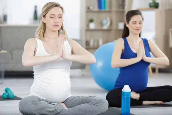 Unga Gravida Kvinnor Som Gör Yoga Med Yoga Boll — Stockfoto