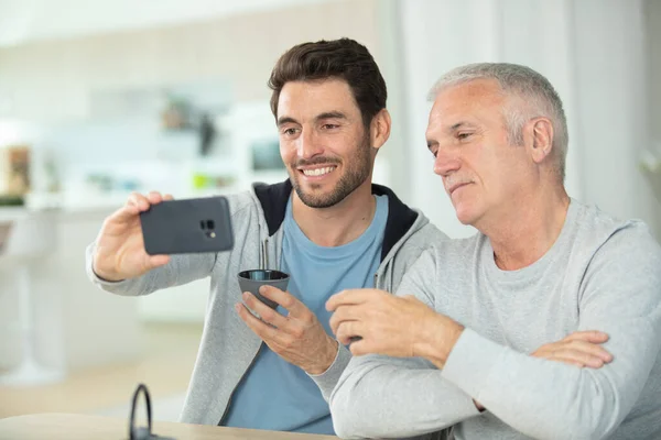 Feliz Barbudo Hijo Tomando Selfie Con Retirado Papá —  Fotos de Stock