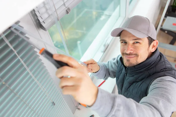 Travailleur Construction Homme Installer Des Stores Sur Les Fenêtres — Photo