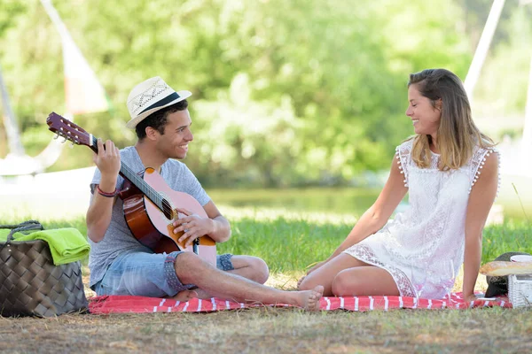 Piknik Sırasında Gitar Çalan Erkek Arkadaş — Stok fotoğraf