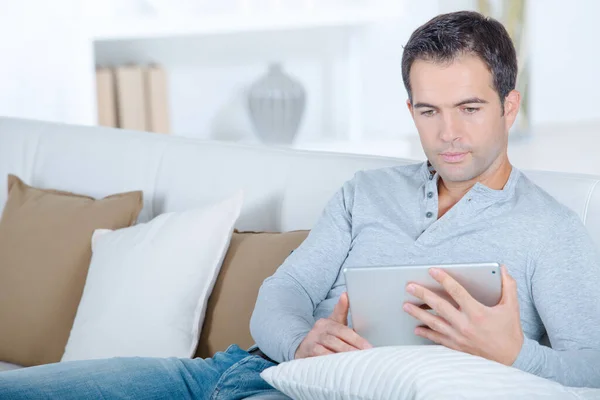 Mann Entspannt Sich Mit Seinem Tablet — Stockfoto
