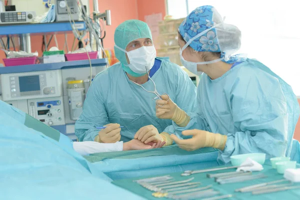 Assistente Che Passa Attrezzo Chirurgo Durante Operazione — Foto Stock
