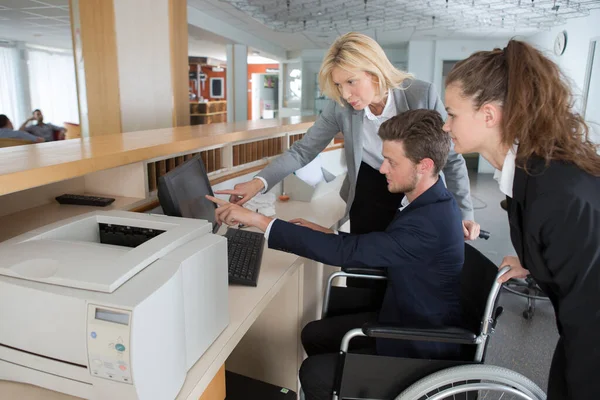 Empresário Deficiente Cadeira Rodas Trabalhando Uma Recepção — Fotografia de Stock