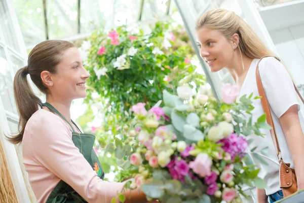 Uma Florista Com Cliente — Fotografia de Stock
