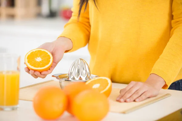 女人在榨橙汁 — 图库照片