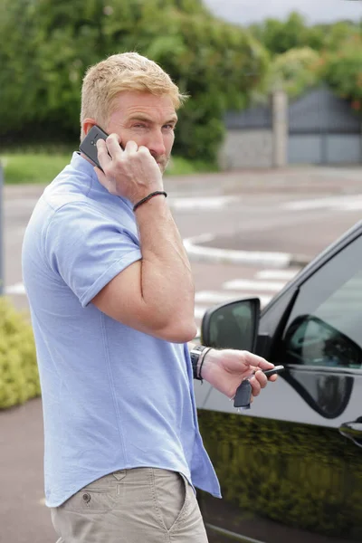 Adam Arabasının Yanında Durup Bir Telefon Görüşmesi Yaptı — Stok fotoğraf