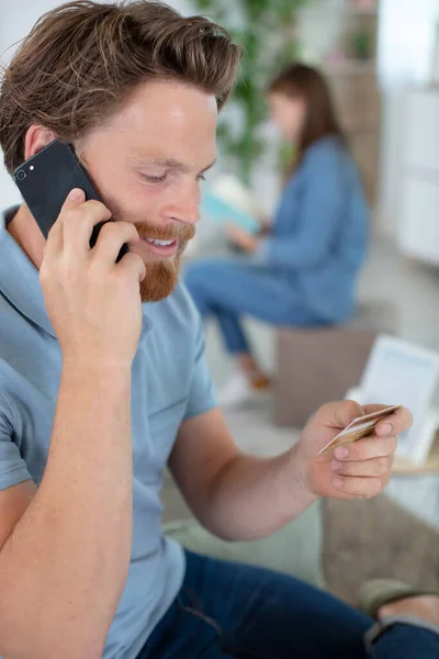 Ember Teszi Fizetés Hitelkártyával Történik Telefon — Stock Fotó