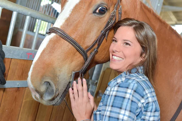 Een Vrouw Zorgt Voor Haar Paard — Stockfoto