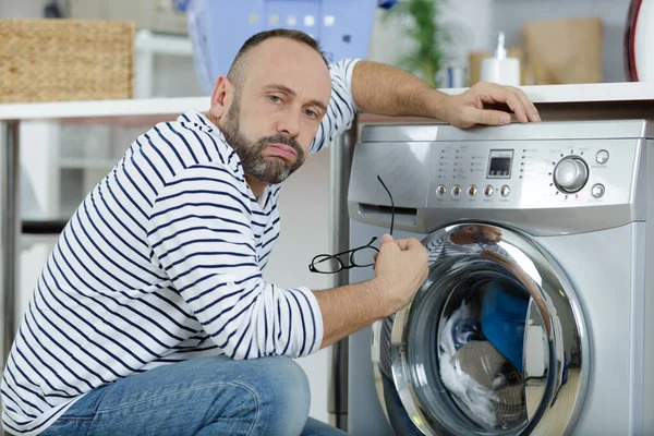 Erschöpfter Mann Von Waschmaschine Hause — Stockfoto