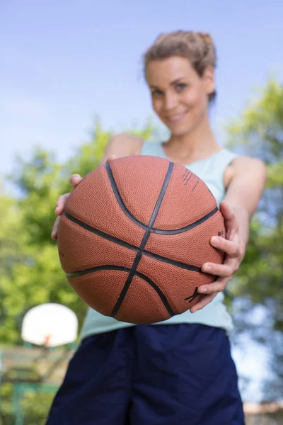 Gelukkig Vrouw Met Basketbal — Stockfoto