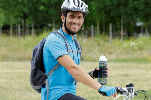 Σπορ Άνθρωπος Ποδήλατο Πόσιμο Νερό Κατά Διάρκεια Της Ανάπαυσης — Φωτογραφία Αρχείου