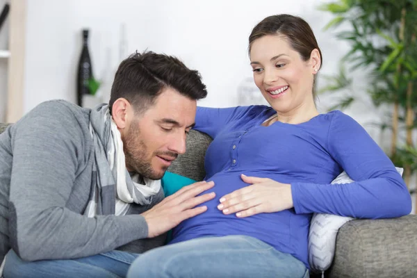 Knappe Man Luistert Naar Zijn Mooie Zwangere Vrouwen Buik — Stockfoto