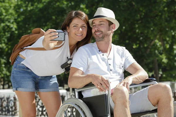 Θετικό Ζευγάρι Αναπηρία Που Βγάζει Selfie — Φωτογραφία Αρχείου