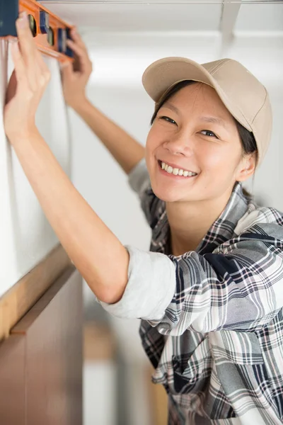 Happy Woman Construction Level — Stock Photo, Image