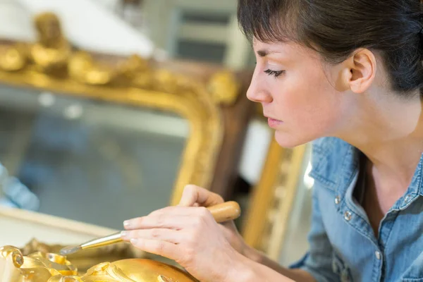 Mujer Restaurando Marco Ventana Atelier —  Fotos de Stock