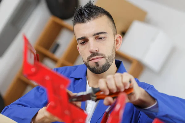 Handwerker Sucht Seinem Werkzeugkasten Nach Dem Notwendigen Werkzeug — Stockfoto