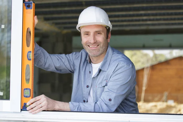 Portrait Cheerful Concentrated Builder Using Level — Stock Photo, Image