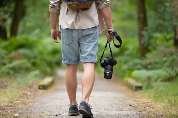 Человек Гуляющий Сельской Местности Камерой — стоковое фото