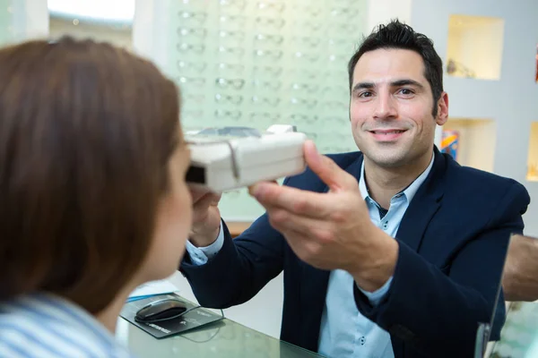 Mulher Fazendo Teste Ocular Com Optometrista Loja Óptica — Fotografia de Stock