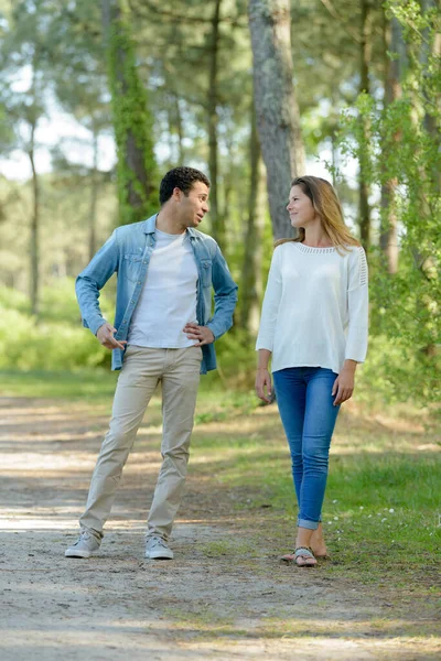 Young Couple Chatting While Walking Country Path — Stock Photo, Image
